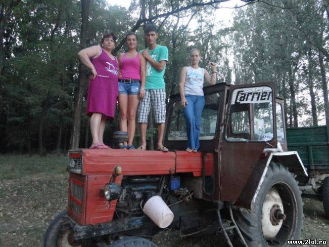 Familia Tractor, poză de grup | poze haioase