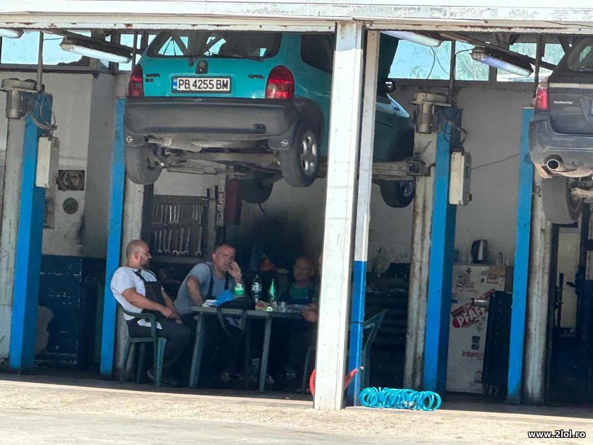 Pauza de masa intr-un service din Bulgaria | poze haioase