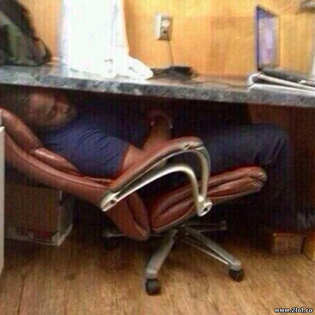 Când profesoara caută pe cineva să iasă la tablă poze haioase