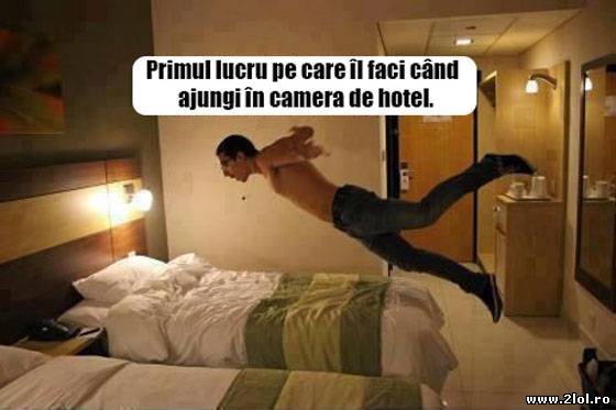 Primul lucru când ajungi în camera de hotel poze haioase