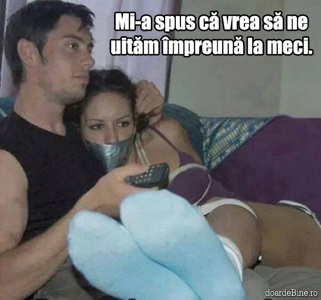 A vrut să se uite cu el la meci poze haioase