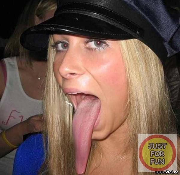 De la ce oare îi vine porecla "limbă lungă"? poze haioase