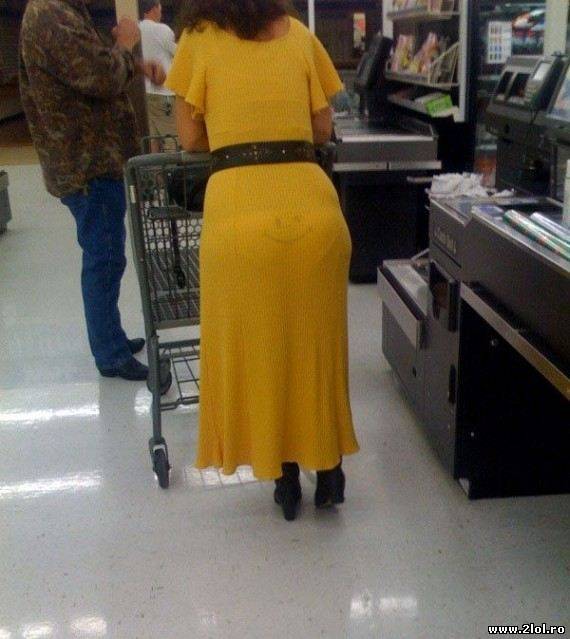 Oare ce vrea să transmită prin asta? poze haioase