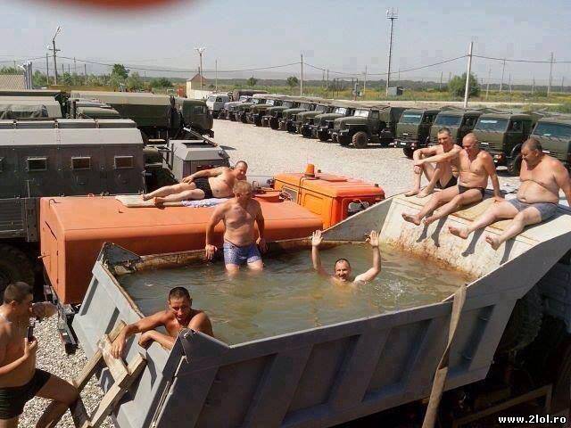 Cu băieţii la piscină poze haioase