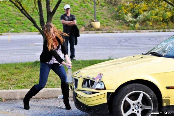 Când o blondă rămâne fără benzină poze haioase