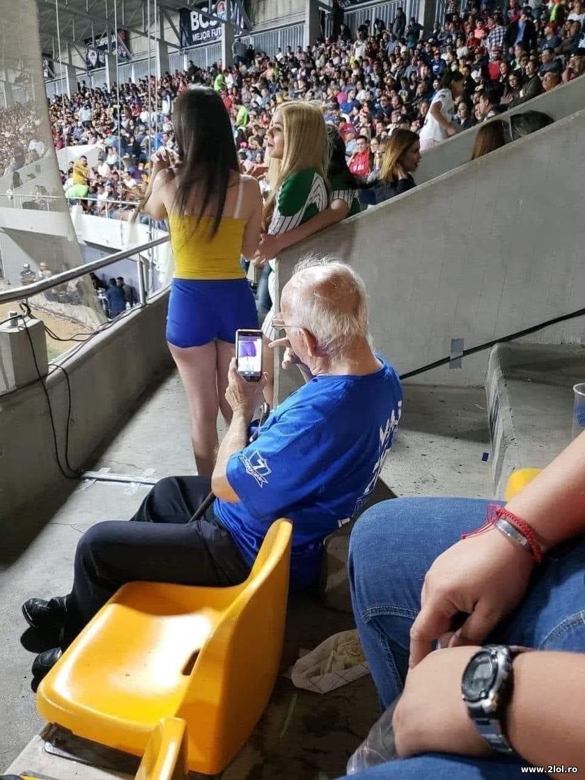 Fiecare fotografiaza ce il intereseaza | poze haioase