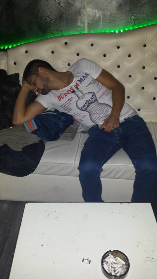 Când te prinde somnul în club | poze haioase