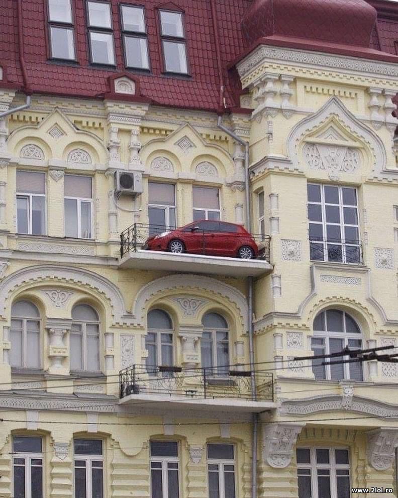 Masina pe balcon | poze haioase
