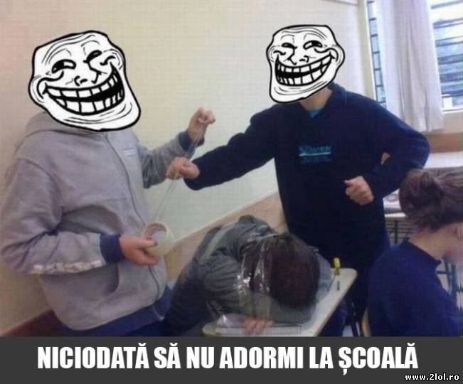 Când adormi la școală | poze haioase