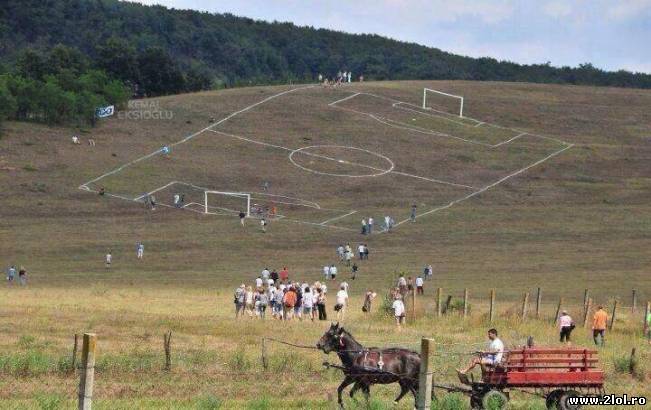 Locul potrivit pentru un teren de fotbal | poze haioase
