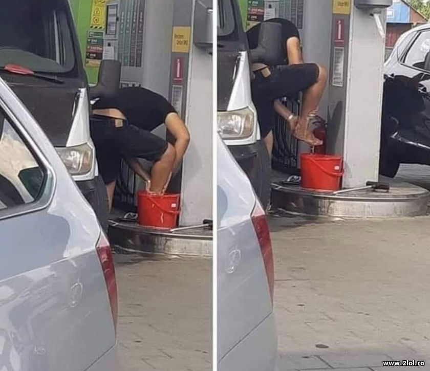 Si-a spalat picioarele la benzinarie | poze haioase