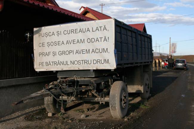 Praf si gropi avem acuma, Pe batranul nostru drum | poze haioase