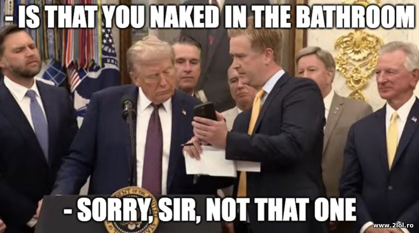 Trump looking at phone | poze haioase