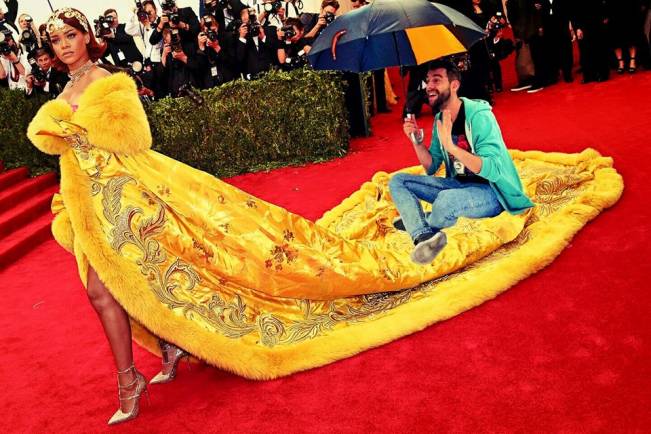 La ce e bună rochia Rihannei | poze haioase