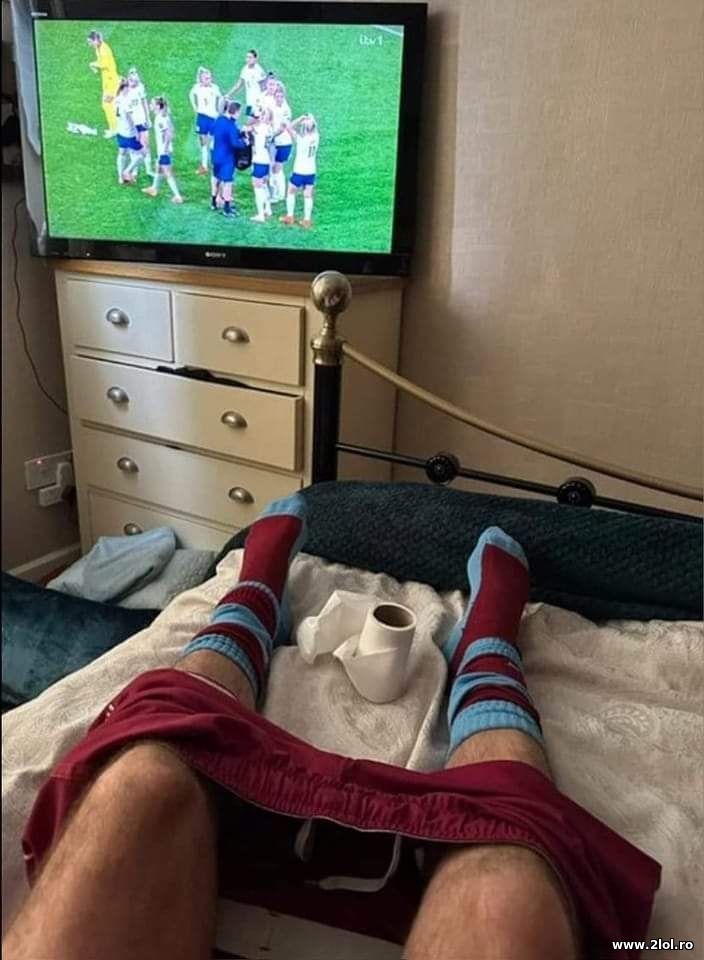 Cum se uita unii barbatii la fotbal feminin | poze haioase