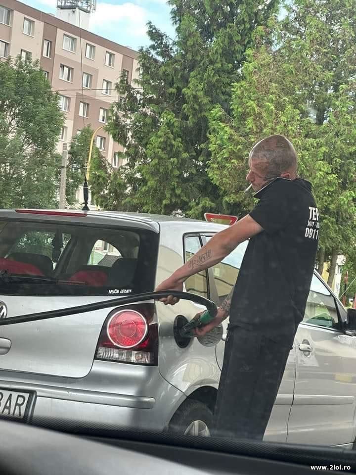 I-a venit pofta de o tigara in benzinarie | poze haioase